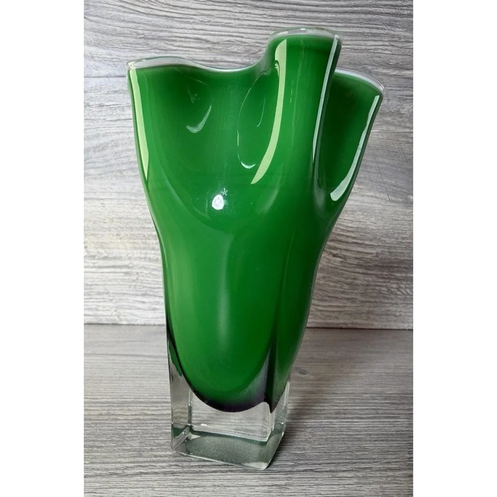 Kreiss Art Glass Emerald Green Cased Ruffled Top Handkerchief Vase 5.5